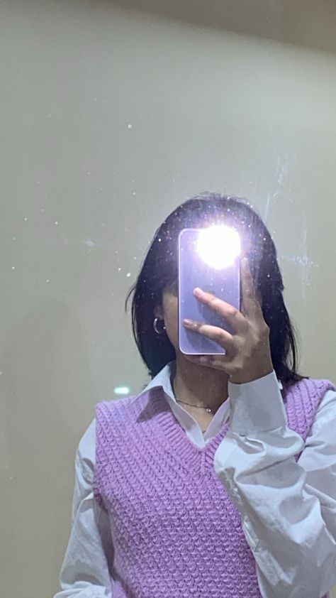 Purple Emoji, Instagram Captions For Friends, Mirror Selfie Poses, Self Portrait Poses, Photography Posing Guide, Photo Pose Style, Classy Photography, Creative Instagram Photo Ideas, Foto Ideas Instagram