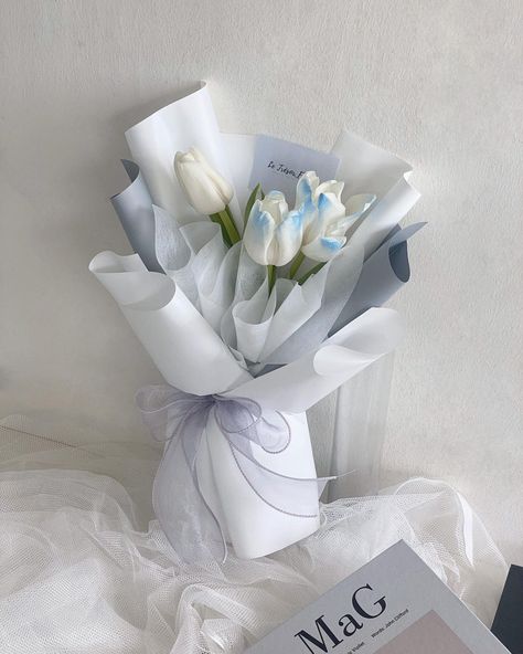 White Tulip Bouquet, Headphone Outfit, Flower Boquet, Pipe Cleaner Flowers, Board Pictures, Everlasting Flowers, Boquette Flowers, Tulip Bouquet, Blue Tulips