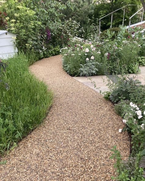 Garden Path Ideas - gravel Back Garden Gravel Ideas, Courtyard Gravel Garden, Sloped Gravel Path, Metal Path Edging, Gravel And Paving Garden Ideas, Clay Paver Path, Garden Path Gravel, Gravel Garden Path Ideas, Resin Garden Path