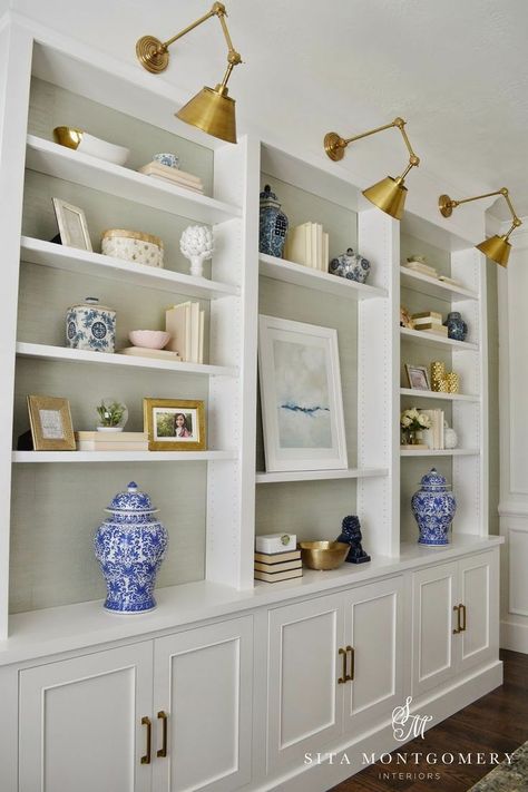 Built In Shelves Living Room, Living Room Built Ins, White Bookcase, White Shelves, Living Room Shelves, Room Shelves, Built In Bookcase, Furniture Arrangement, Home Office Design