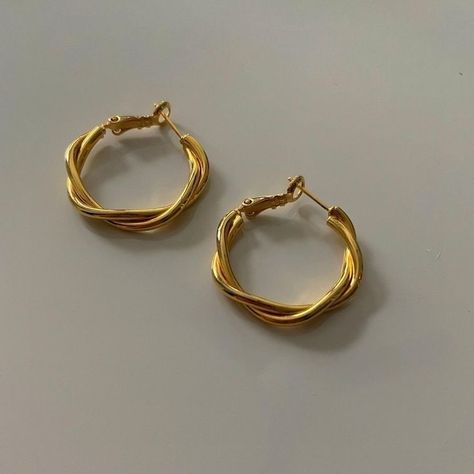 Gold Hoops Aesthetic, Unique Piercing, Bracelet Aesthetic, Gold Earrings Models, Small Gold Hoop Earrings, Gold Earrings For Women, Gold Aesthetic, Gold Jewelry Simple, Jewelry Fashion Trends