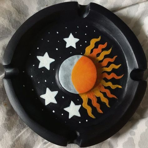 Polymer Ashtray, Ash Tray Painting Ideas, Asbak Clay Aesthetic, Diy Ashtray Ideas, Asbak Aesthetic, Cool Ashtrays Air Dry Clay, Air Clay Ashtray, Clay Art Ashtray, Clay Crafts Ashtray