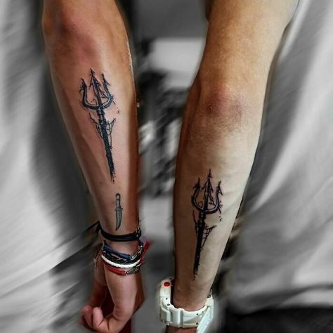 98 BFF Tattoo Ideas Because Friends Don’t Let You Do Silly Things Alone Men’s Best Friend Tattoos, Brothers Tattoos For Men, Cousin Tattoos Men, Best Guy Friend Tattoos, Matching Guys Tattoos, Tattoos For Brothers Guys, Best Bro Tattoos, Guy Friend Tattoos, Tattoo For Best Friends Men