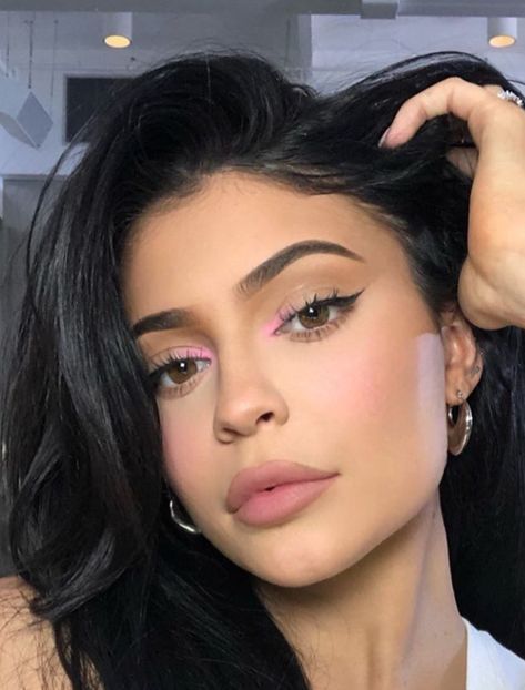 Kylie Jenner glam makeup look #Kyliejenner #jenner #kardashian #makeup #mua Flawless Skin Makeup, Maquillage Kylie Jenner, Make Up Diy, Look Kylie Jenner, Maquillage On Fleek, Kylie Makeup, Jenner Makeup, Makeup Pengantin, Flot Makeup