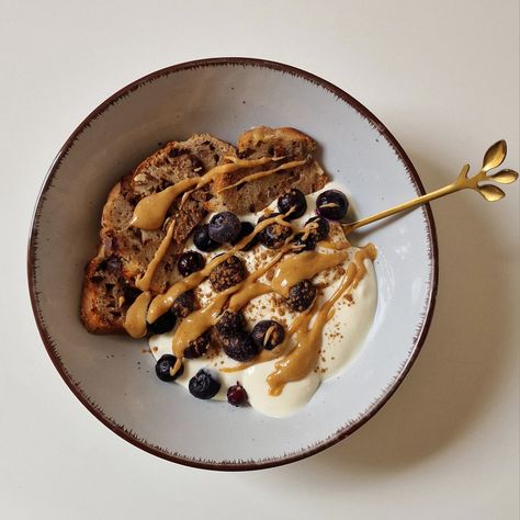 soy greek-style yogurt, pecan dark chocolate banana bread, blueberries, peanut butter, cinnamon Banana Bread Yogurt Bowl, Banana Bread Aesthetic, Food Polls, Dark Chocolate Banana, Yogurt Snacks, Yoghurt Bowl, Butter Cinnamon, Bakery Foods, Food Motivation