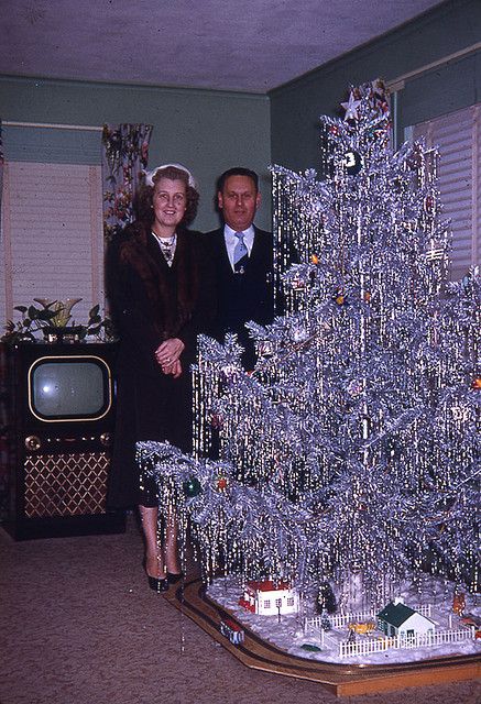 Found this and reminded me of Christmas when I was little... same kind of tree (although we had a light wheel behind it casting different colors) and the old TV.... :) Vintage Christmas Photos, Aluminum Christmas Tree, Mid Century Christmas, Vintage Everyday, Jolly Christmas, Old Fashioned Christmas, Foto Vintage, Christmas Past, Christmas Memory