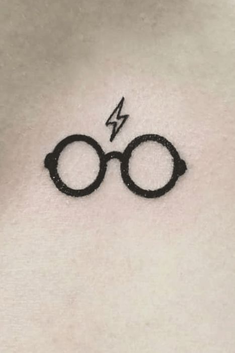 Harry Potter Tattoos Easy, Tiny Harry Potter Tattoos Ideas, Harry Potter Micro Tattoo, Easy Harry Potter Tattoos, Harry Potter Small Drawings, Tiny Harry Potter Tattoos For Women, Harry Potter Tattoos Small Simple, Harry Potter Drawings Easy Cute, Little Harry Potter Tattoos