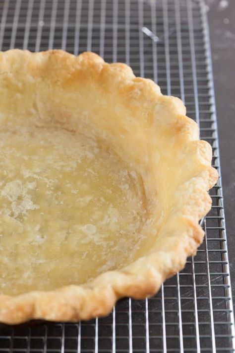 How to Blind Bake a Pie Crust and Prevent Shrinking and Slumping - Pinch My Salt Blind Bake Pie Crust, Pie Crust Designs, Pie Dough Recipe, Frozen Pie Crust, Cream Pies, Perfect Pie Crust, Baked Pie Crust, Frozen Pie, Pastry Pie