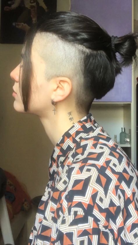 Lgbtq Hairstyles, Lesbian Hair, Masc Lesbian, Undercut Long Hair, Male Makeup, Man Bun, Shaved Sides, Face Photography, Undercut