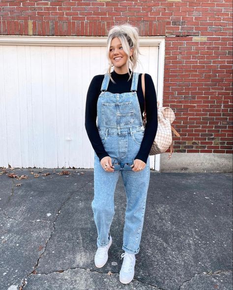 Bre Sheppard Maternity, Maternity Overalls Outfit Winter, 90s Mom Fashion Outfits, Denim Overalls Outfit Winter, Crunchy Mom Outfits, Overall Winter Outfit, Winter Pregnancy Outfits Cold Weather, Maternity Overalls Outfit, 90s Mom Fashion