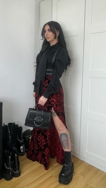 Birthday Goth Outfit, Classy Vampire Outfit, Gothic Date Outfit, Grunge Outfits 2024, Vampire Casual Outfits, Gothic Concert Outfit, Alt Birthday Outfits, Glam Goth Outfits, Athletic Goth