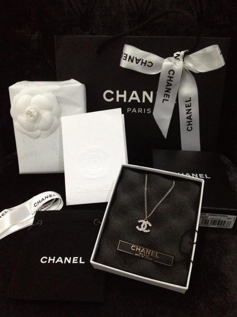 Chanel Jewelry Aesthetic, Chanel Jewellery, Necklace Chanel, Chanel Jewelry Necklace, Ethereal Jewelry, Bvlgari Jewelry, Luxury Lifestyle Fashion, Expensive Jewelry Luxury, Chanel Necklace