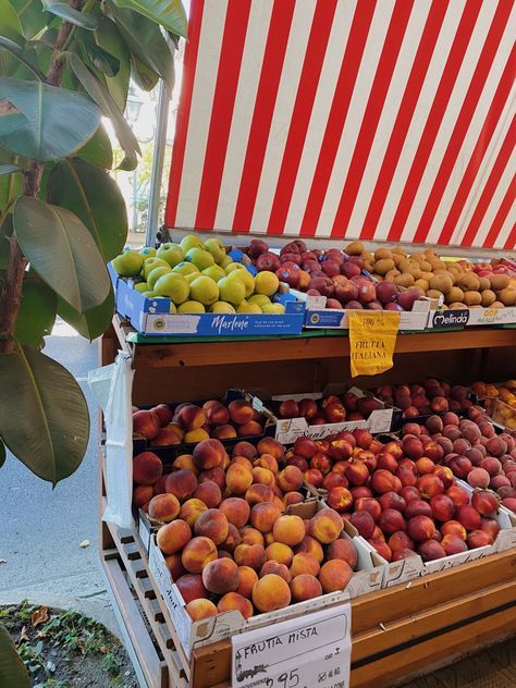 Italy streets fruit stand peaches farmers market aesthetic Sunday morning Farmers Market Aesthetic, Aesthetic Sunday, Market Aesthetic, Sunday Market, Italy Street, Fruit Stand, Borough Market, Peach Fruit, Fruit Stands