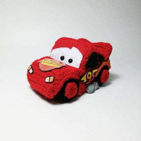 Car Crochet, Mcqueen Car, Small Crochet Gifts, Disney Crochet Patterns, Crochet Car, Crochet Disney, Crochet Goodies, Crochet Keychain, Lightning Mcqueen