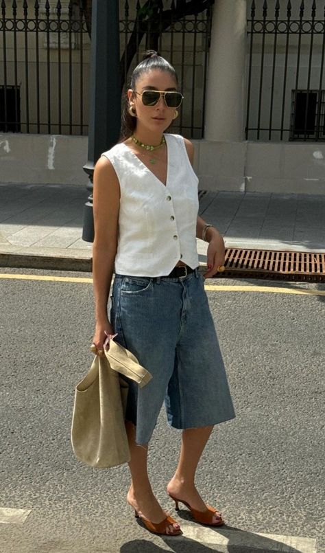 Cream Bermuda Shorts Outfit, Bermuda Pants Outfits, Sunday Summer Outfit, Summer Street Style 2024, Look Bermuda Jeans, Shorts Styling, Bermuda Shorts Outfit, Fashion Corner, Bermuda Jeans