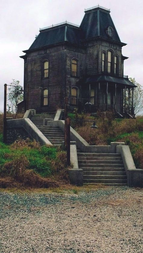 Motel Wallpaper, Creepy Attic, Bates Motel House, Bates Hotel, Vintage Mansion, People On Social Media, Norman Bates, Creepy Houses, Freddie Highmore