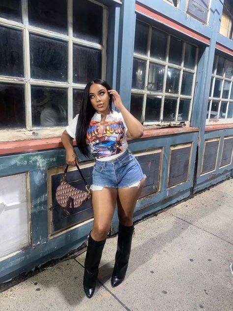 Style Shark Boots, Outfits With Shark Boots Black Women, Graphic Tee Going Out Outfit, Shark Boots Outfit Ideas, Country Concert Outfit Black Women, Shorts With Boots Outfits Black Women, Duke And Boots Outfit Black Women, Jeans Shorts Outfit Black Women, Cut Up T Shirt Black Women