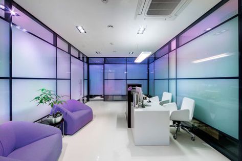 The Way Workplaces Should Look Like Purple Interior Design, Purple Office, Future Office, Corporate Office Design, Purple Interior, Office Colors, Floor To Ceiling, Office Workspace, Office Interior