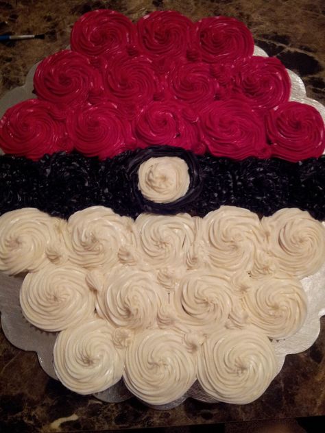 POKEBALL CUPCAKE CAKE Pokemon Party Ideas, Pokemon Torte, Birthday Cake Boys, Birthday Cake And Cupcakes, Pokemon Birthday Cake, Pull Apart Cake, Baby Pokemon, Pikachu Pikachu, Pokemon Cake