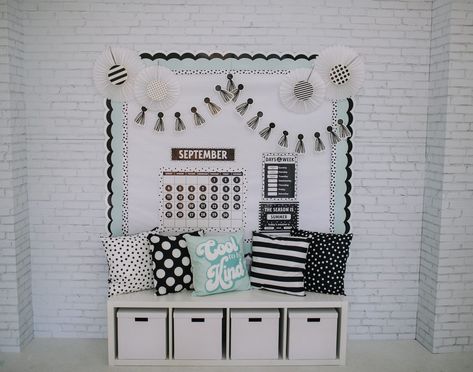 Chic Bulletin Board Ideas, Bulletin Board Color Schemes, Unique Bulletin Board Border Ideas, Black White Bulletin Board, Layered Bulletin Board Border Ideas, Inspirational Bulletin Board Ideas, Bulletin Border Ideas, Black And White Bulletin Board Ideas, Bulliten Boards Ideas Aesthetic