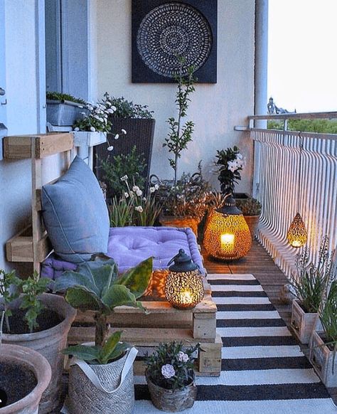 How to Create a Moroccan Style Balcony - Balcony Boss Balcony Hanging Plants, Balcony Apartment, Small Patio Decor, Apartment Balcony Garden, Balcony Ideas Indian, Balcony Decoration, Country Dining Rooms, Balcony Plants, Balcony Furniture