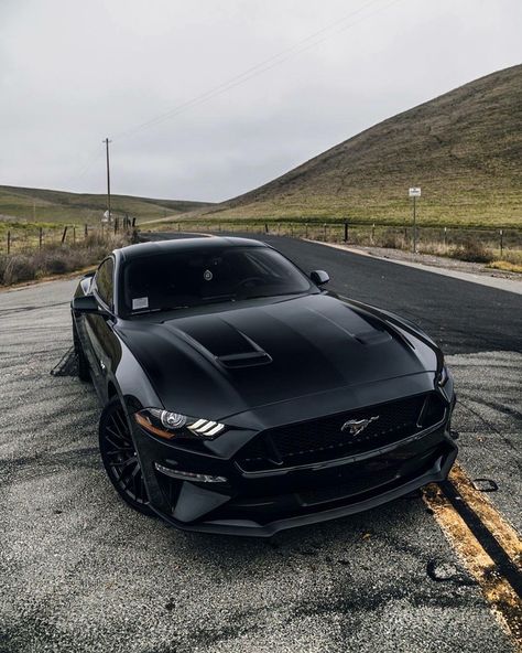 Siyah Mustang, Black Mustang, Mustang Wallpaper, Aesthetic Cool, Ford Mustang Car, Car Organization, Aesthetic Car, Pimped Out Cars, Lux Cars