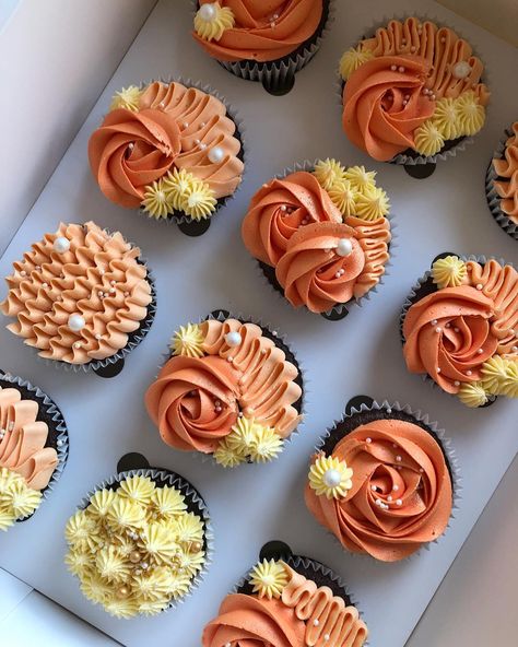 orange mixed style cupcakes 🍊🍊 the prettiest! - - - - #cake #cakesofinstagram #cakeinspo #cakeinspiration #wiltoncake #dripcake #newyork  #chocolatedrip #satisfyingvideos #birthday #chocolate #video #cakevideo #cupcakes #cupcakesofinstagram Mixed Style Cupcakes, November Cupcake Ideas, October Cupcakes, Fall Birthday Cupcakes, Funky Cupcakes, October Birthday Cupcakes, Fall Drip Cake, Fall Cupcake Ideas Decoration, Fall Themed Cupcake Ideas