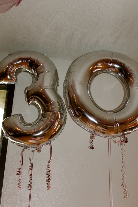 30 years balloons 30 Year Anniversary Ideas, 30th Wedding Anniversary Party Ideas, 30th Wedding Anniversary Decorations, Wedding Anniversary Decorations Diy, Surprise Anniversary Ideas, 30th Wedding Anniversary Party, Wedding Anniversary Party Ideas, Diy Wedding Garland, Mom Dad Anniversary