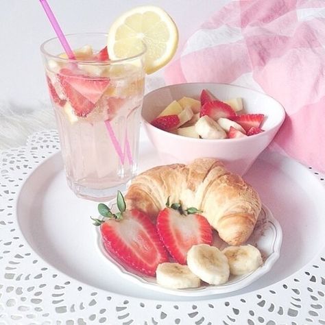 (68) Tumblr Princess Breakfast, Pink Breakfast, Summer Breakfast, Breakfast Time, Healthy Treats, Pretty Food, Cute Food, Yummy Breakfast, Food Photo