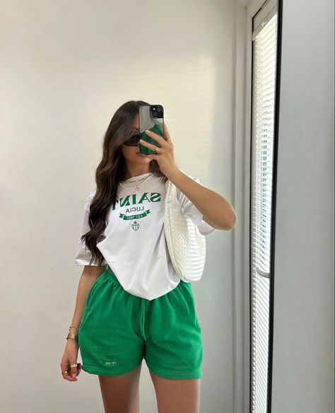 Outfit For Short Girl, Green Shorts Outfit, Outfit Con Short, Summer Sports Outfits, Green Outfits For Women, Green Writing, Casual Sporty Outfits, Shorts Outfits Women, Green Spring