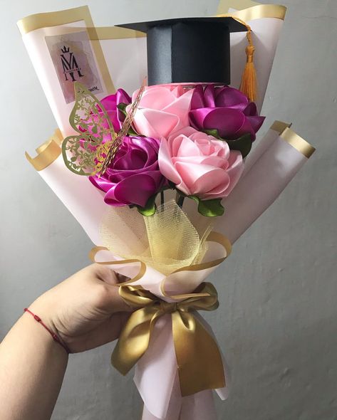 Yomirah MR. (@creacionesym__) • Fotos y videos de Instagram Graduation Eternal Flowers, Graduation Eternal Flower Bouquet, Graduation Roses Bouquet, Ideas Para Graduacion, Holiday Handprint Art, Turkey Crafts For Preschool, Graduation Flowers Bouquet, Forever Flower Bouquets, Hanging Paper Craft