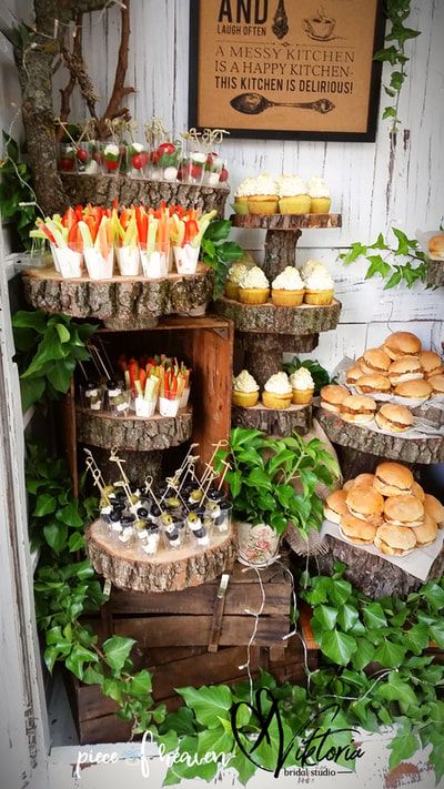 Picnic Buffet Table Ideas, Rustic Food Display, Country Wedding Centerpieces, Fancy Appetizer Recipes, Salad Buffet, Buffet Set Up, Buffet Dessert, Decoration Buffet, Wedding Food Drink