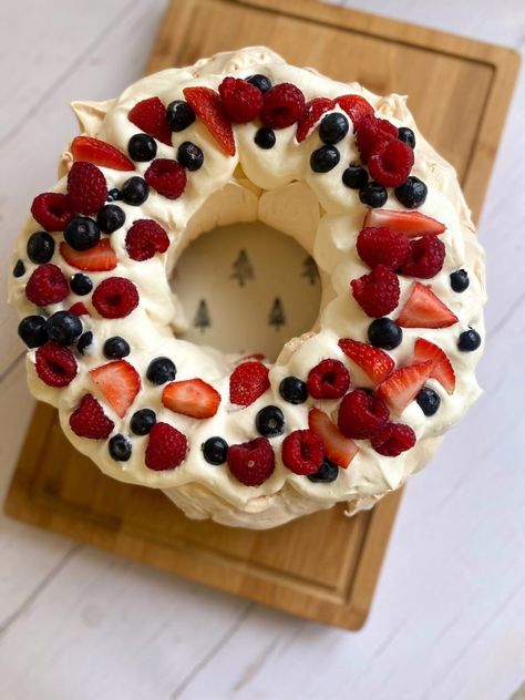 Christmas Pavlova Wreath, Dairy Free Christmas, Coeliac Recipes, Pavlova Wreath, Christmas Pavlova, Gluten Free Travel, Dairy Free Cream, Gluten And Dairy Free, Gluten Free Dairy Free Recipes