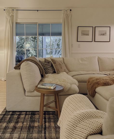 Cozy Simple Apartment, First House Aesthetic Cozy, Nancy Meyers Aesthetic Small House, Simple Cozy Living Room, Home Aesthetic Cozy, Warm Cozy Living Room, New House Aesthetic, Southern Living Rooms, Cozy Living Room Warm