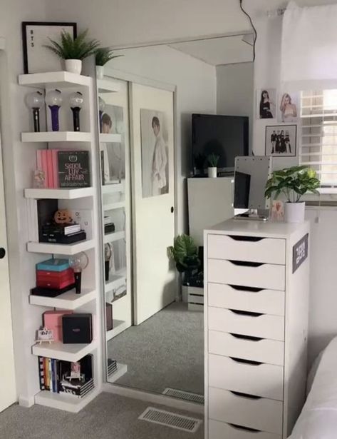 Army Room Decor, Dekorasi Kamar Tidur, Pinterest Room Decor, Redecorate Bedroom, Minimalist Room, Teen Bedroom Decor, Apartment Decor Inspiration, Room Design Bedroom, Dream Room Inspiration