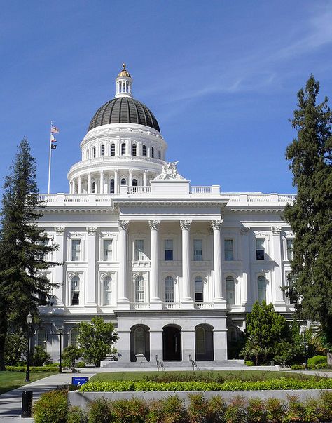 California Landmarks, Sacramento Restaurants, California State Capitol, Landscaping Layout, San Joaquin Valley, State Capital, California Republic, State Capitals, Sacramento California