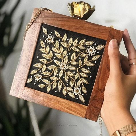 A T I Y A   C H O U D H U R Y (@atiya.choudhury) posted on Instagram: “RESTOCKED - MUMBAI (Wooden). 👆Tap on the pic for prices⁣⁣⁣ 🇬🇧 Prices are in GBP (£) ⁣⁣⁣ 🛍 Shop online at ⁣⁣⁣WWW.ATIYACHOUDHURY.COM ⁣⁣⁣ 📧…” • Jun 12, 2020 at 8:21pm UTC Wooden Clutch, Wooden Purse, Wedding Handbag, Embellished Clutch, Floral Clutches, Zip Code Gifts, Wood And Resin, Wooden Accessories, Wooden Bracelet