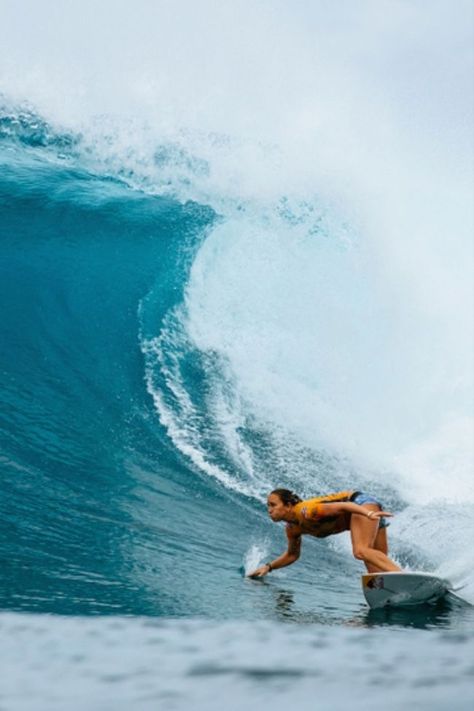 Carissa Moore killing it in at Banzai Pipeline, Hawaii. 📷: rissmoore10 /wsl/sloane Carissa Moore Surfing, Moore Aesthetic, Carissa Moore, Surf Pics, Banzai Pipeline, Surfing Tips, World Surf League, River Delta, Women Poster