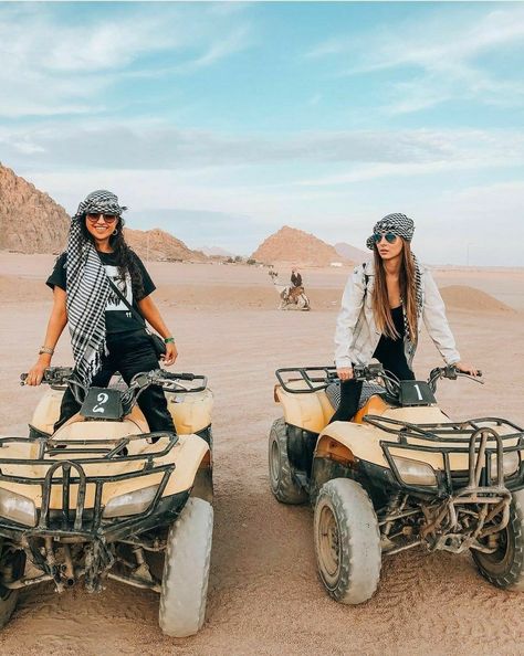 Dessert Safari Dubai Outfit, Egypt Outfits Women Travel, Desert Outfits Women, Sahara Desert Outfit, Desert Outfit Ideas Dubai, Dubai Outfits For Women, Dubai Desert Outfit, Desert Photoshoot Outfit, Morocco Travel Outfit