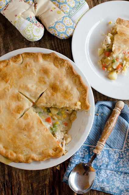 Semi-Homemade Chicken Pot Pie recipe by @Nikki (Seeded at the Table). The only thing not home made is the pie crust! Looks absolutely delicious! Easy Chicken Pot Pie Recipe, Homemade Chicken Pot Pie, Chicken Pot Pie Recipe, Turkey Pot, Pot Pie Recipe, Turkey Pot Pie, Easy Chicken Pot Pie, Copykat Recipes, Pot Pies Recipes