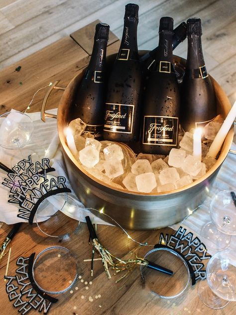 New Years Party Ideas, New Years Eve House Party, New Years Eve Birthday Party, New Years Dinner Party, New Years Eve Party Ideas, New Years Eve Traditions, Nye Decorations, Kids New Years Eve, Andee Layne