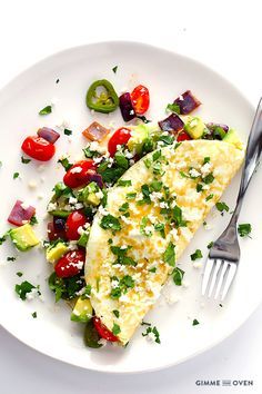 Easy Mexican Egg White Omelet -- quick, delicious, and perfect for breakfast! | gimmesomeoven.com Omelette Ideas, Egg White Omelet, Mexican Egg, Healthy Omelet, Fluffy Omelette, Egg White Recipes, High Protein Breakfast Recipes, Omelets Recipe, Mexican Breakfast Recipes