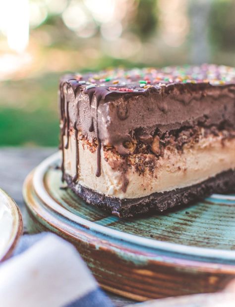 The Perfect Vegan Ice Cream Cake {Easy & Dairy-Free} Vegan Ice Cream Cake Recipe, Dairy Free Ice Cream Cake, Gluten Free Ice Cream Cake, Vegan Ice Cream Cake, Easy Ice Cream Cake, Vegan Ice Cream Recipe, Vegan Birthday Cake, Ice Cream Cake Recipe, Oreo Ice Cream