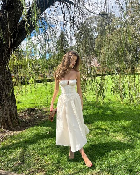 @tamfrancesconi in Garden Party - a dreamy spring look💐 White Sundress Outfit, Sundress Aesthetic, Blonde Hair For Brunettes, Summer Fits Aesthetic, Garden Party Outfit, Sundress Outfit, Italian Summer Outfits, Elegant Classy Outfits, Hot Summer Outfits