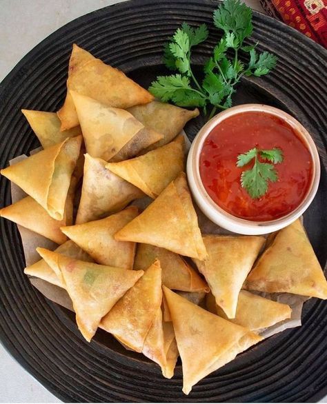 Resep Makanan Beku, Diwali Recipes, Moroccan Cooking, Malay Food, Samosa Recipe, Moroccan Food, Think Food, Food Drinks Dessert, Samosa