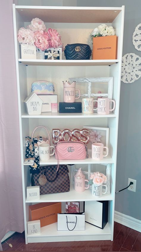 Purse Storage Display, Purse Shelf Ideas, Purse Shelves Display, Handbag Display Ideas, Purse Shelf, Diy Closet System, Purse Display, Display Bookcase, Diy Room Decor Videos