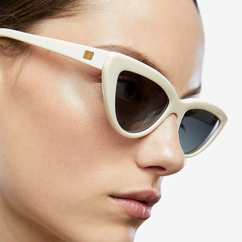 White Sunglasses Outfit, White Sunglasses Women, 1970s Sunglasses, Wedding Sunglasses, Cream Cat, Sunglasses Outfit, White Sunglasses, Prada Sunglasses, Trending Sunglasses