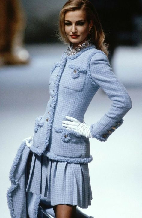 Chanel Tweed Outfit 90s, 90s Chanel Fashion, Chanel 1990s Fashion, 1990s Chanel, Karen Mulder, 90s Runway Fashion, Runway Fashion Couture, Runway Outfits, Mode Chanel