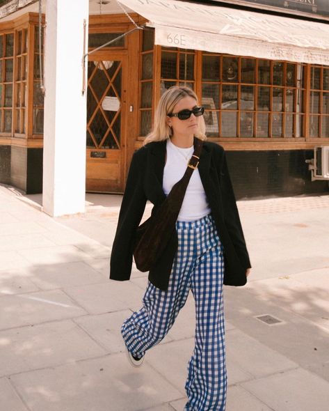 Lucy Williams on Instagram: “Trust @jacquemus to make my favourite trousers of the summer that will be in every suitcase from here on out.” Lucy Williams Outfits, Checkered Trousers Outfits, Trousers Outfit Summer, Lucy Williams Style, Checkered Pants Outfit, Arizona Outfits, Spring Trousers, Lilac Blazer, Checker Pants