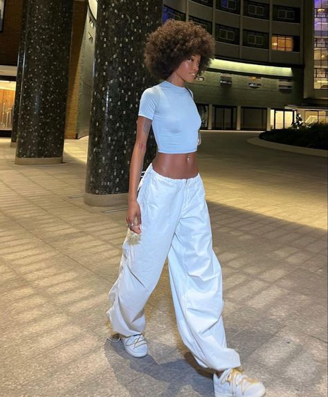 Black Parachute Pants Outfit, Parachute Pants Outfit, Practice Outfits, Latina Fashion, Streetwear Fashion Women, Moda Vintage, Looks Chic, Cute Simple Outfits, Basic Outfits